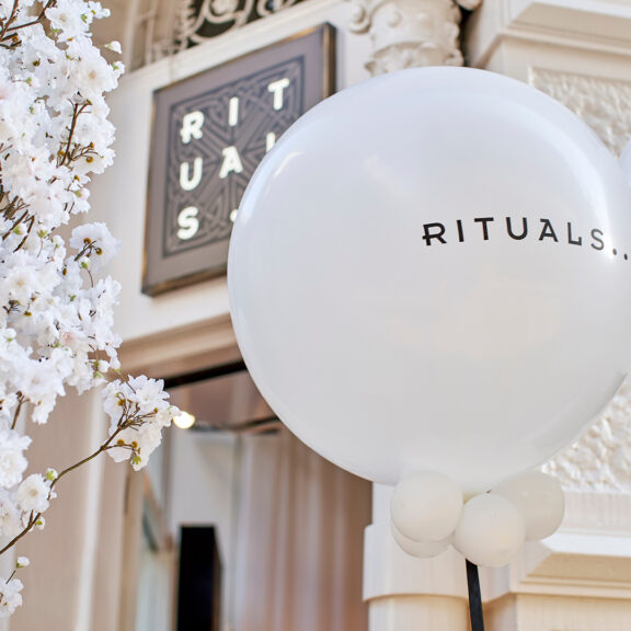 store opening balloons