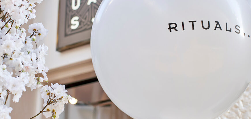 store opening balloons